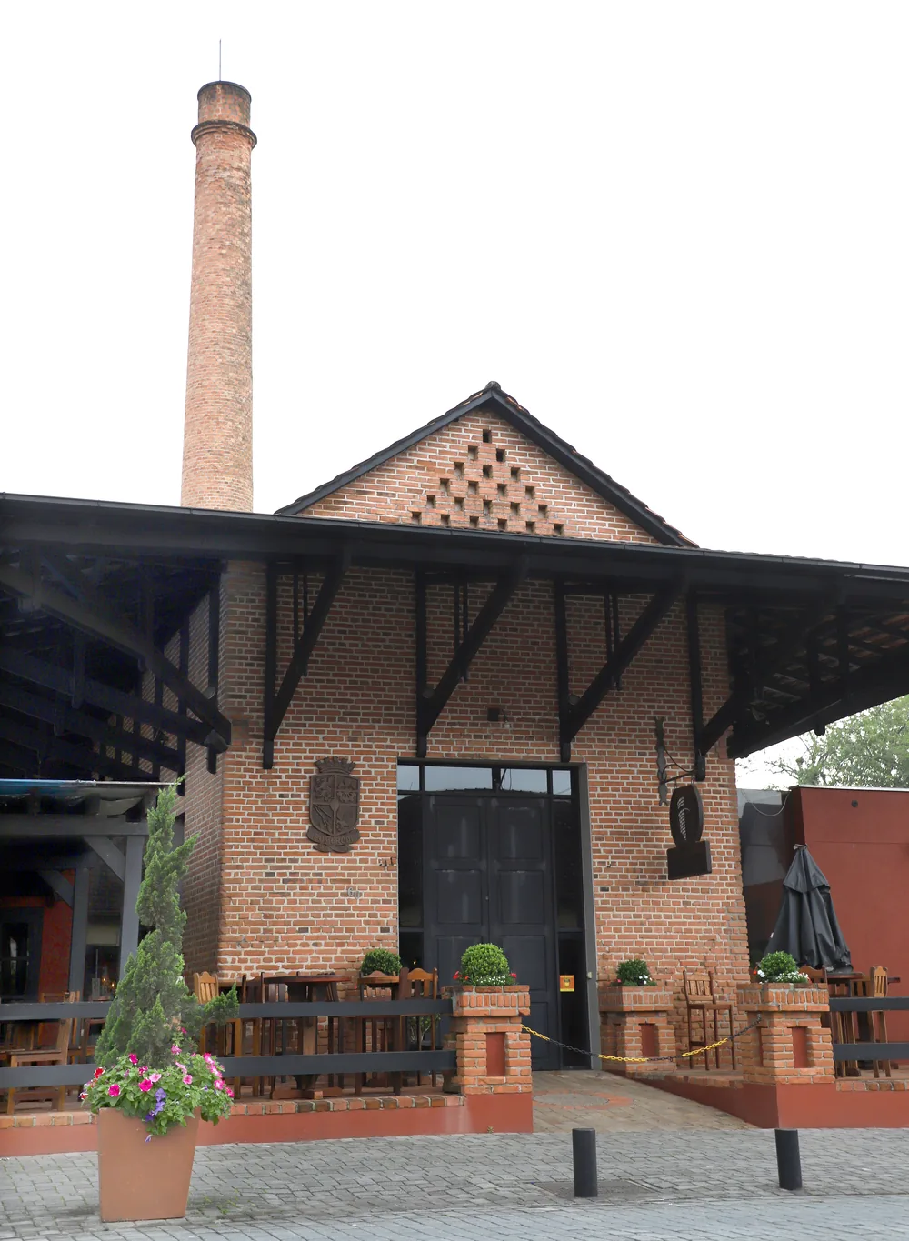 Fachada de tijolos da fábrica da Schornstein em Pomerode (SC), com a chaminé de tijolos ao lado